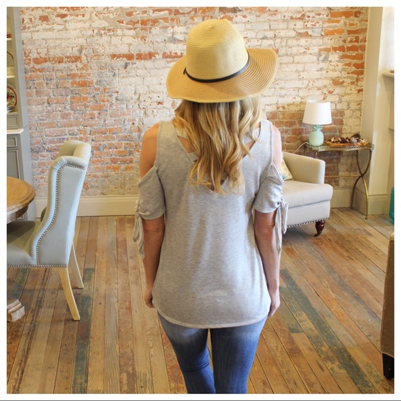 ✨LAST✨Gray tie sleeve cold shoulder criss cross - Picture 4 of 5